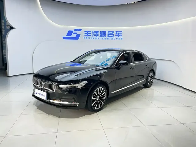 Volvo S90 2024 B5 Momentum Luxury Edition
