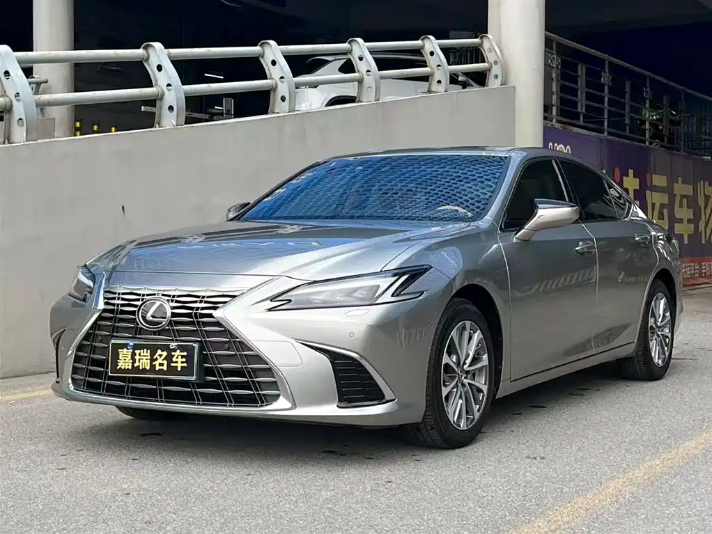 Lexus ES 2025 300h Ultimate Edition