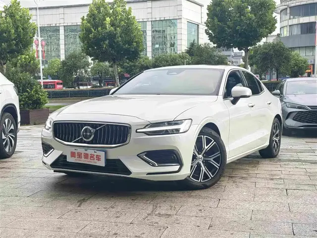 Volvo S60 2025 B4 Smart Luxury Edition