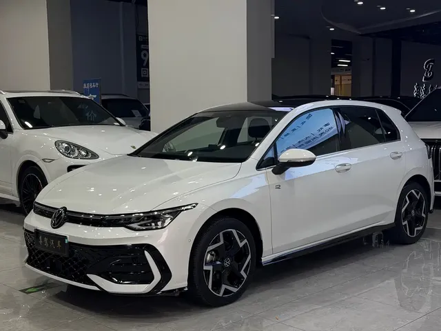 Volkswagen Golf 2025 Facelift 300TSI R-Line