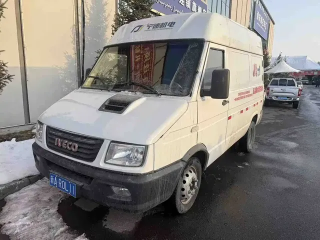 Iveco Daily 2021 Model 2.8T V35 VAN Cargo Van 3 Seats Short Wheelbase Medium Roof Dual Tires Sliding Door
