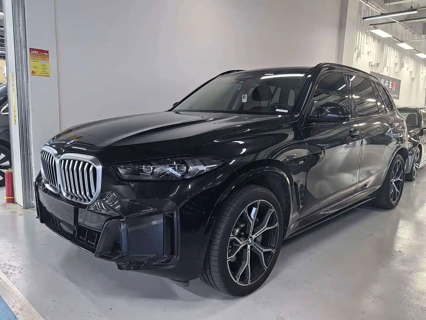 BMW X5 2025 Model xDrive 30Li Exclusive M Sport Blackout Package