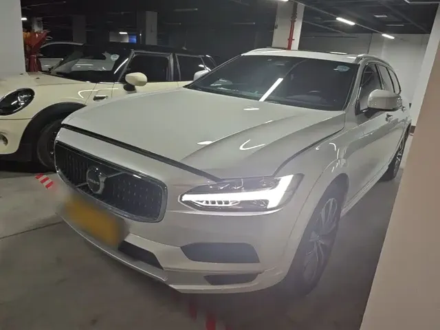 Volvo V90 2022 Cross Country B5 AWD Momentum