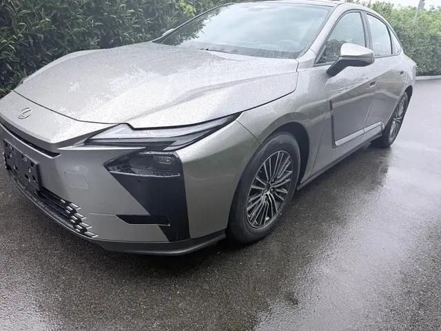 Lexus ES 2025 Model 300h Base Version