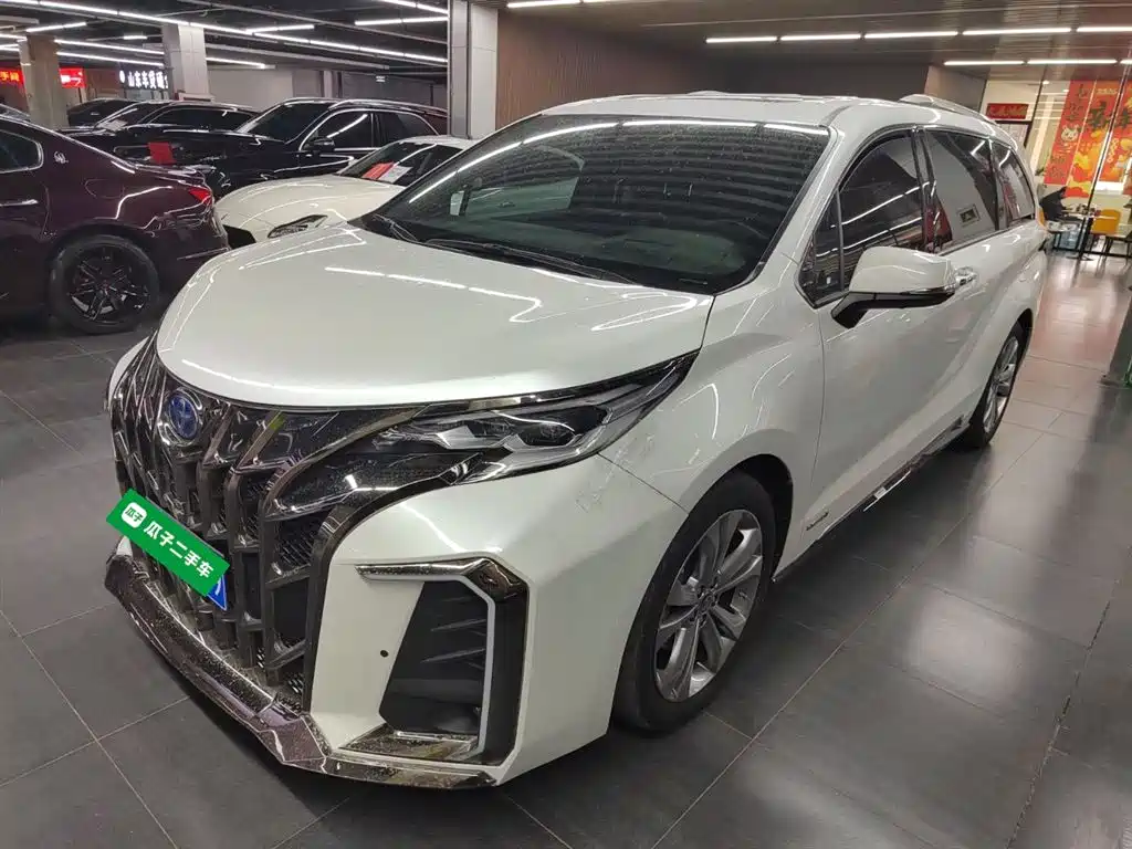 Toyota Sienna 2023 2.5L Hybrid Platinum Edition