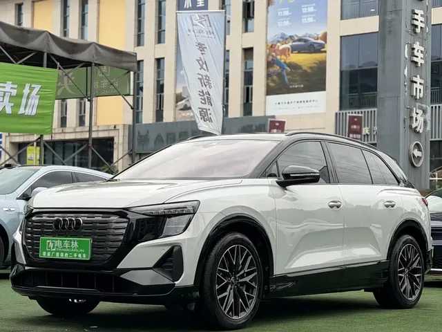 Audi Q5 e-tron 2022 40 e-tron Starlight Edition Brocade Package