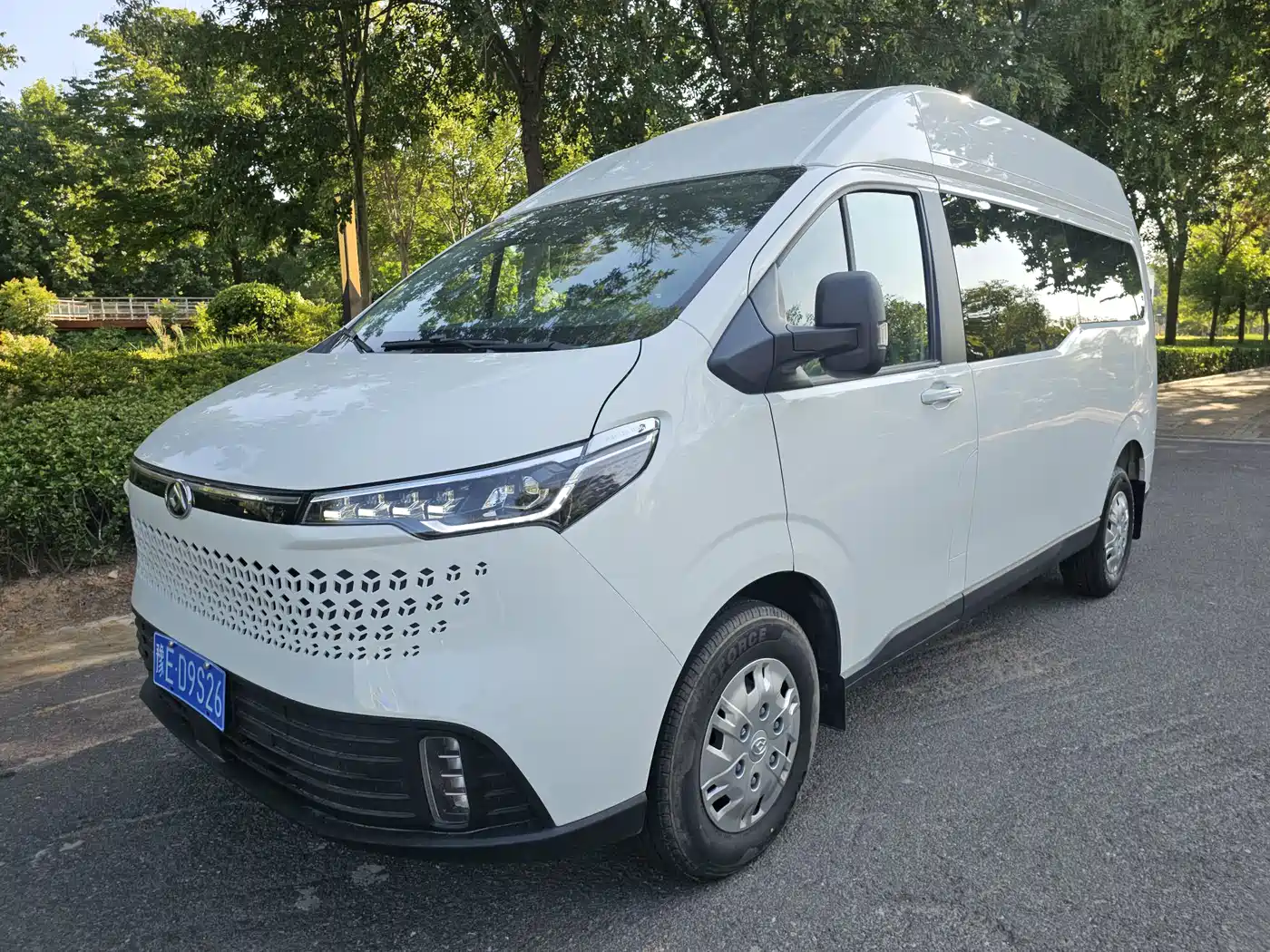 SAIC Maxus Xintu V70 2023 Model 2.0T Elite Edition Automatic Long Wheelbase Medium Roof 6/7-Seater