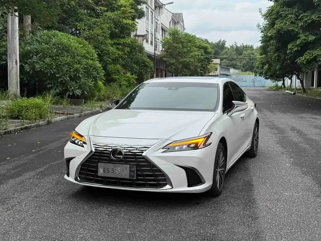 Lexus ES 2025 300h Ultimate Edition
