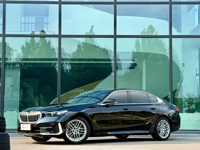 BMW 5 Series 2024 525Li Luxury Package