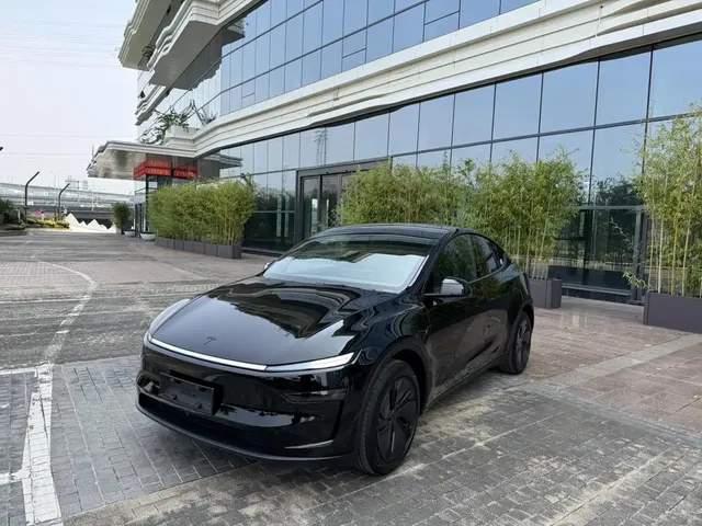Tesla Model Y 2026 Rear-Wheel Drive