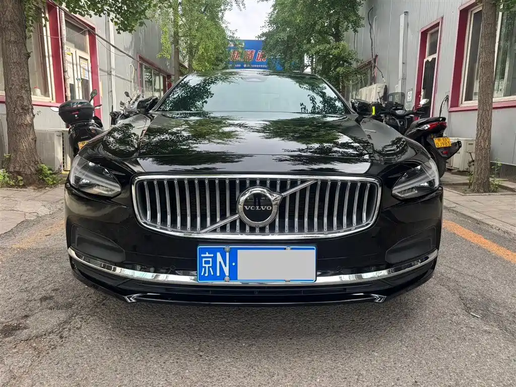 Volvo S90 2024 B5 Momentum Luxury Edition