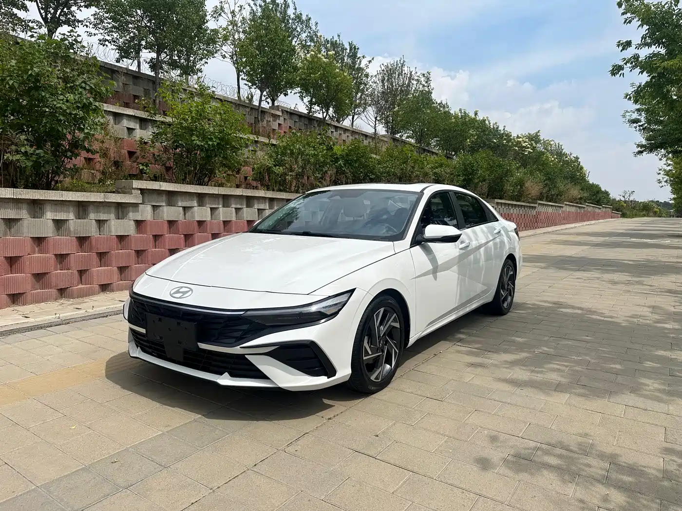Hyundai Elantra 2022 1.5L CVT LUX Premium Edition