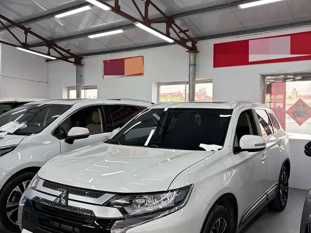 Mitsubishi Outlander 2021 2.4L 4WD Deluxe Edition 7-Seater