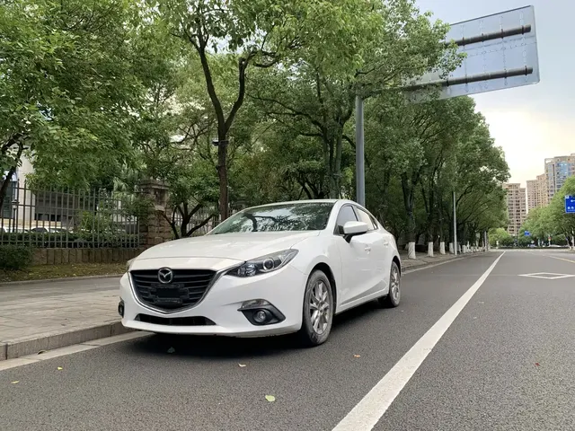 Mazda 3 Axela 2016 Sedan 1.5L Automatic Luxury