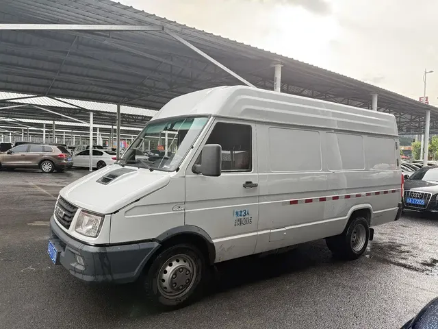 Iveco Daily 2021 2.5T V40 2-3 Seats Long Wheelbase Medium Roof Dual Tire Manual Door