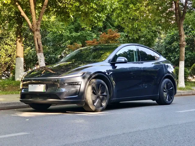 Tesla Model Y 2025 Model Rear-Wheel Drive Launch Edition