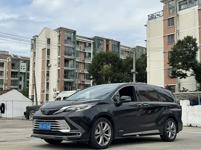 Toyota Sienna 2023 2.5L Hybrid Platinum Edition