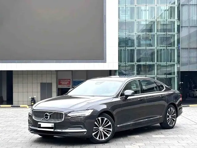 Volvo S90 2024 B5 Momentum Luxury Edition