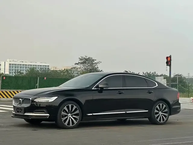 Volvo S90 2024 B5 Momentum Luxury Edition