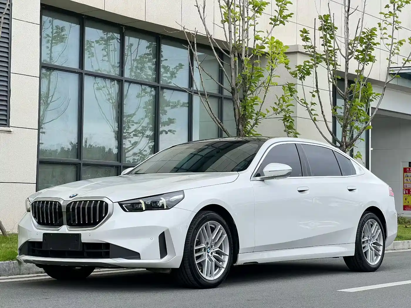 BMW 5 Series 2025 525Li Luxury Package