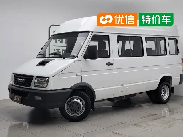 Iveco Daily 2021 Model 2.5T A35 M1 Passenger Vehicle 5-9 Seats Short Wheelbase Medium Roof Dual Tires Manual Door