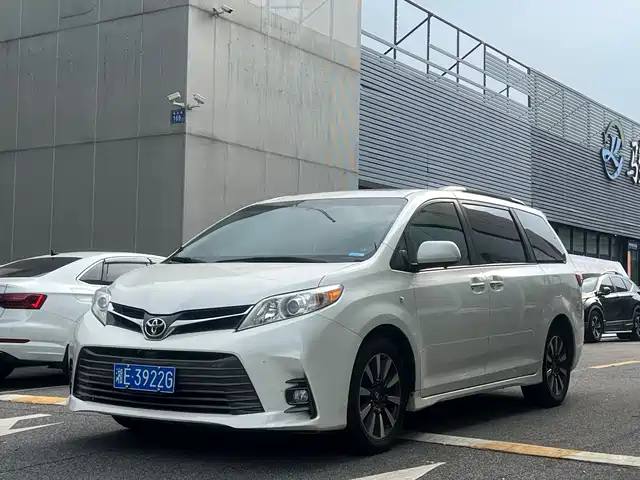 Toyota Sienna 2018 Base Model