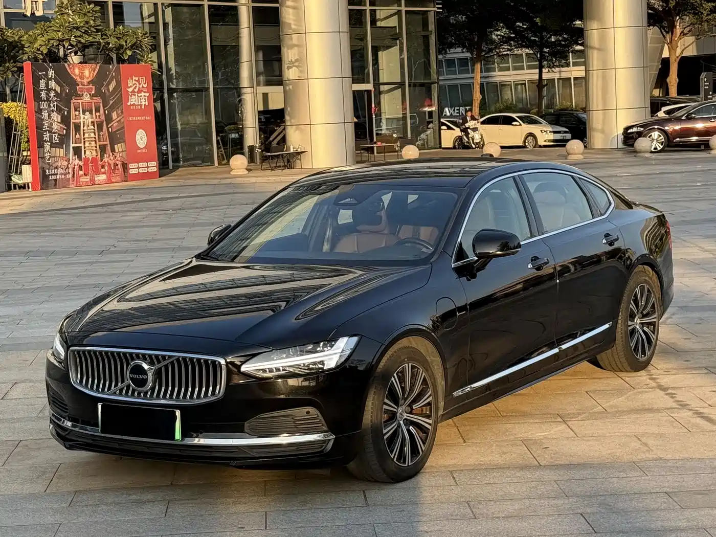 Volvo S90 Plug-in Hybrid 2022 T8 Recharge Plug-in Hybrid Momentum Luxury Edition