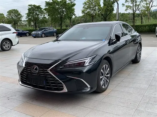 Lexus ES 2025 300h Ultimate Edition