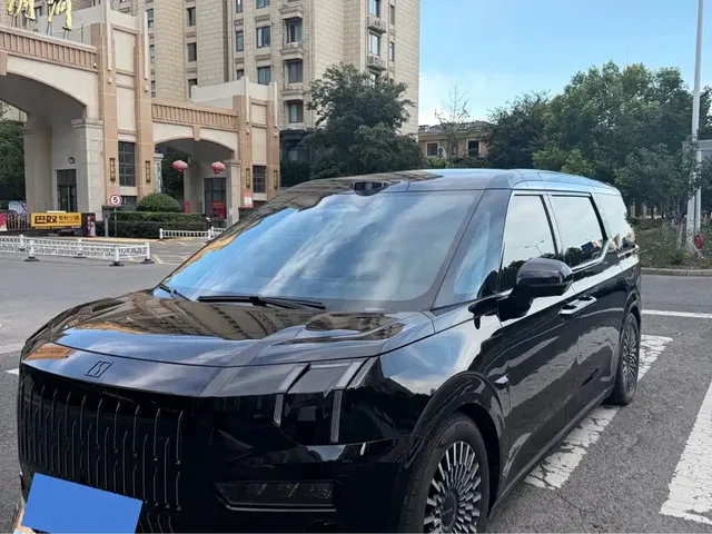 ZEEKR 009 2024 6-seat Executive AWD 108kWh