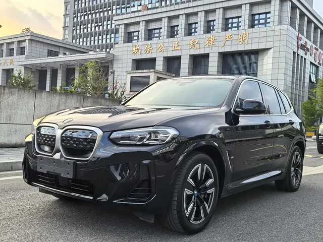 BMW iX3 2024 Leading Edition