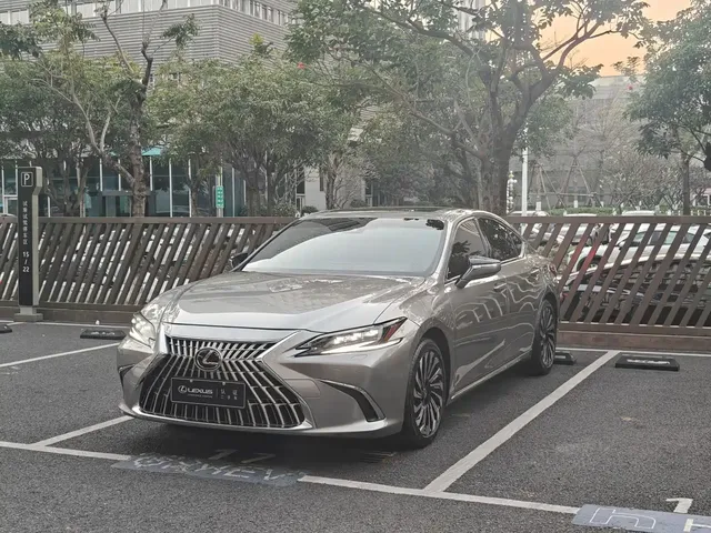 Lexus ES 2022 300h Ultimate Edition