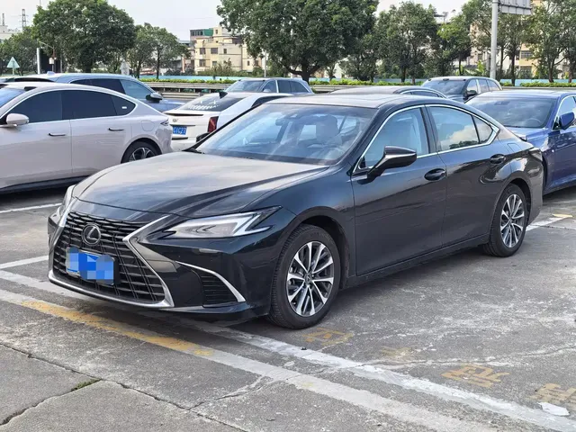 Lexus ES 2025 200 Ultimate Edition