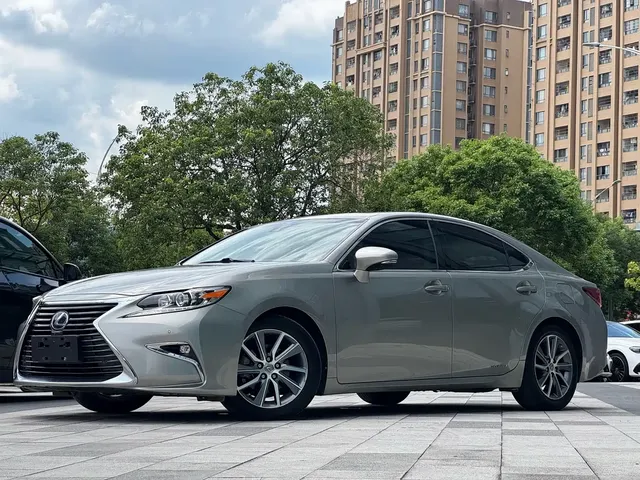Lexus ES 2015 300h Comfort Edition