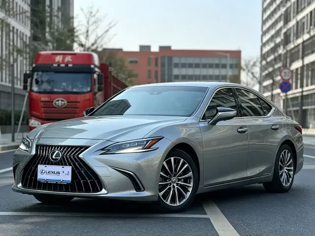 Lexus ES 2022 300h Ultimate Edition