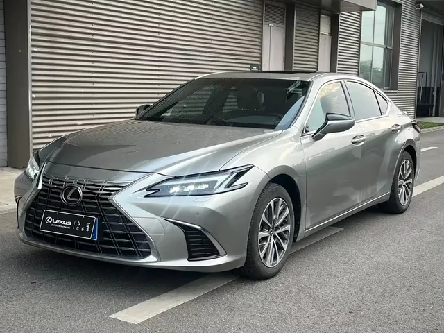 Lexus ES 2025 300h Ultimate Edition