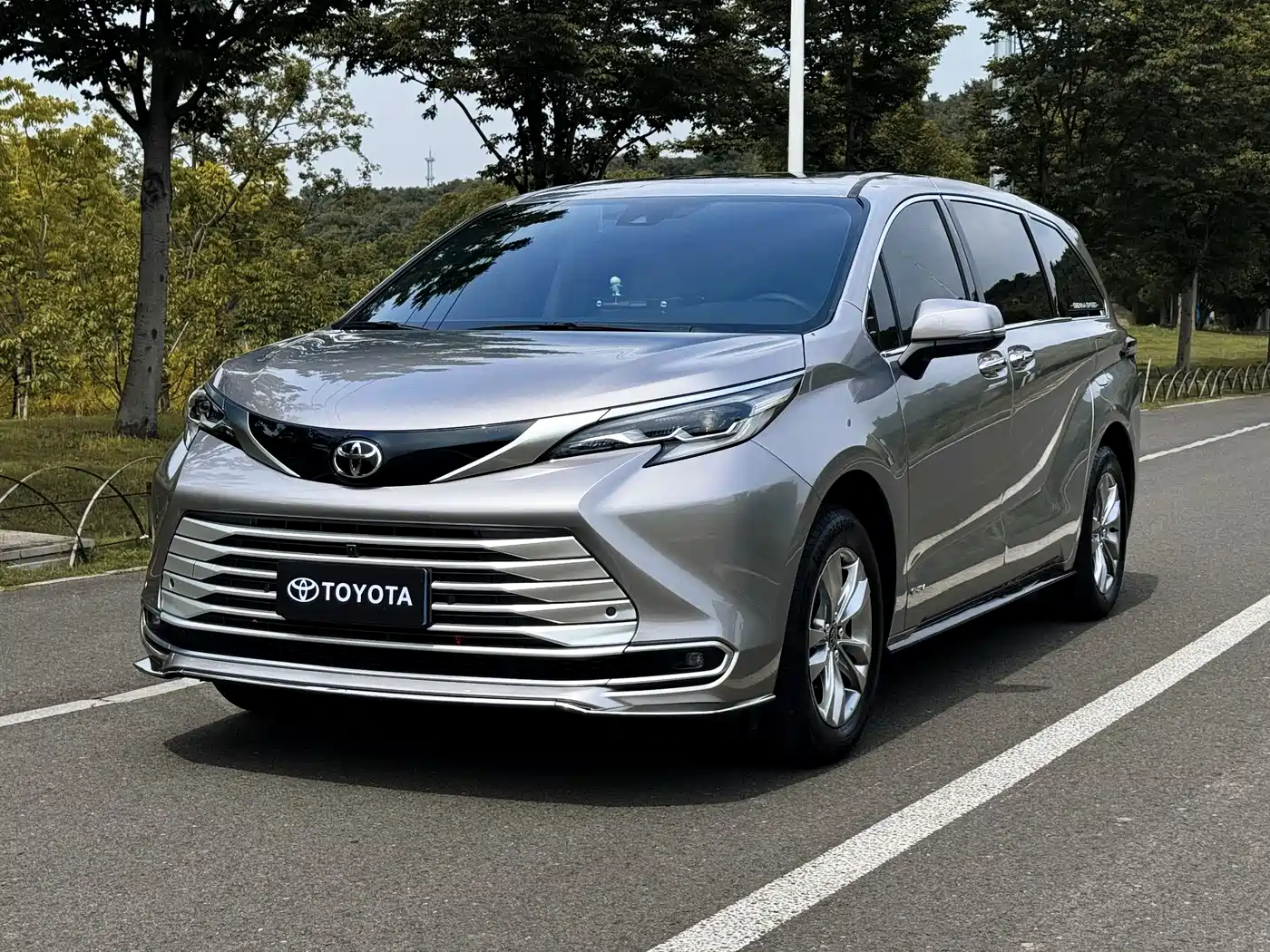 Toyota Sienna 2024 2.5L Hybrid 4WD Premium Edition