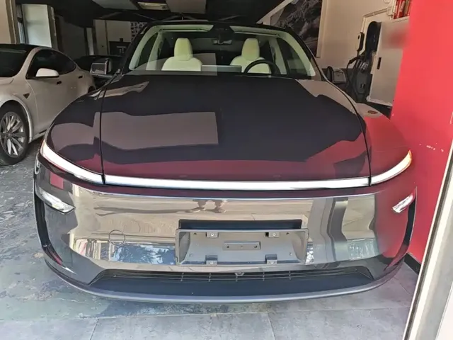 Tesla Model Y 2025 Model Long Range All-Wheel Drive Launch Edition