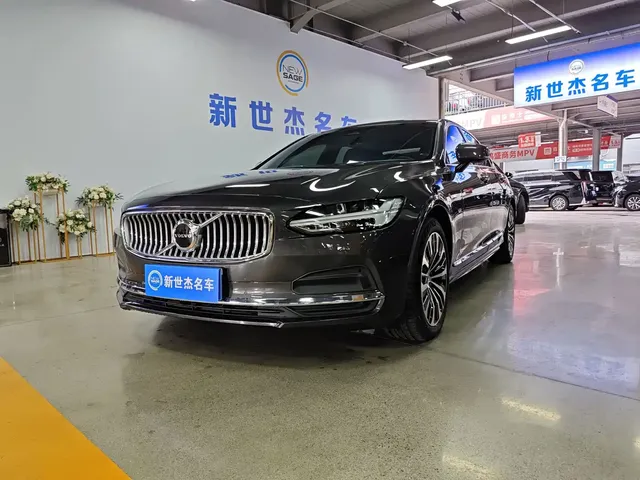 Volvo S90 2024 B5 Momentum Luxury Edition