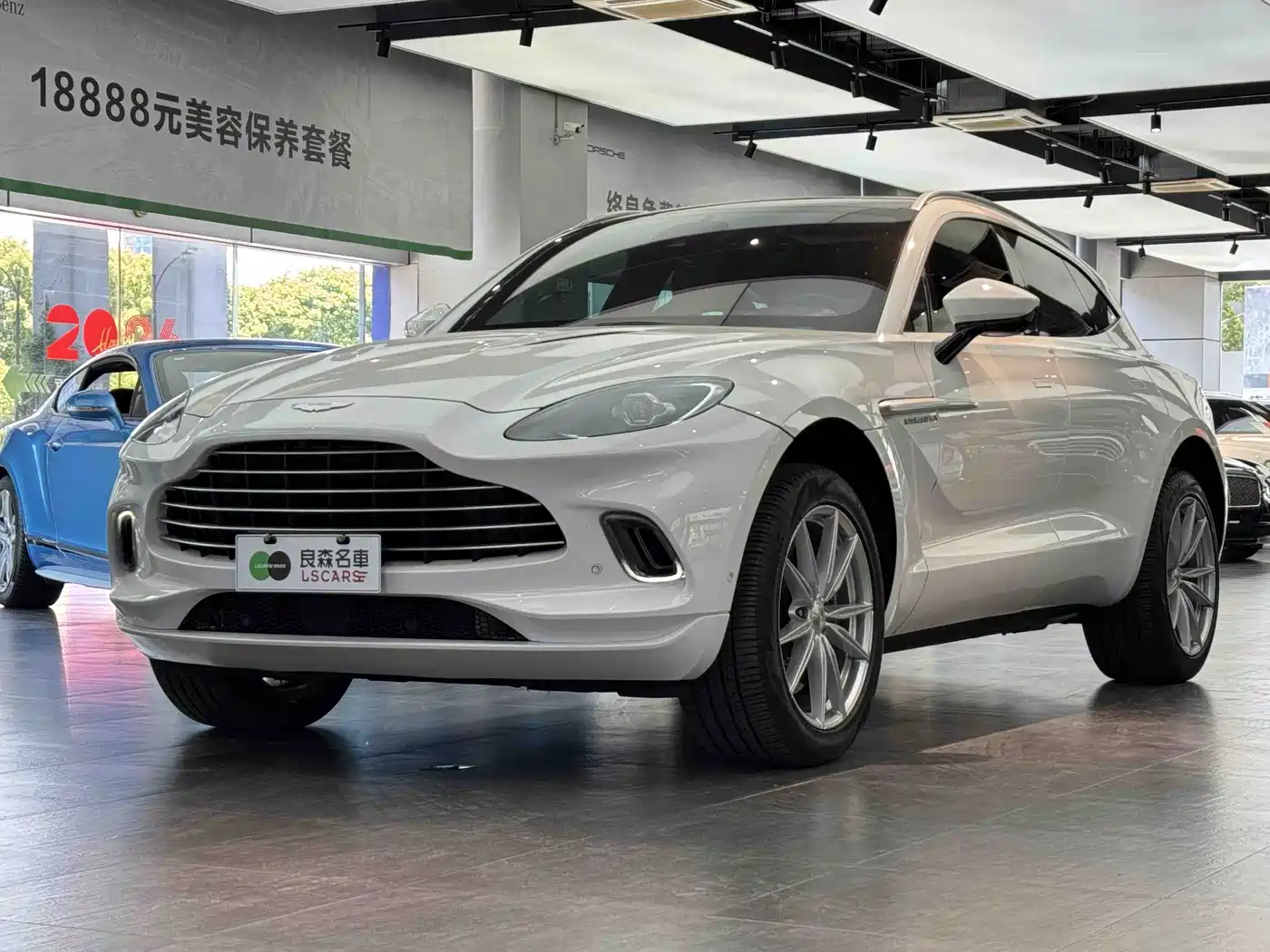 Aston Martin DBX 2023 3.0T STRAIGHT-SIX