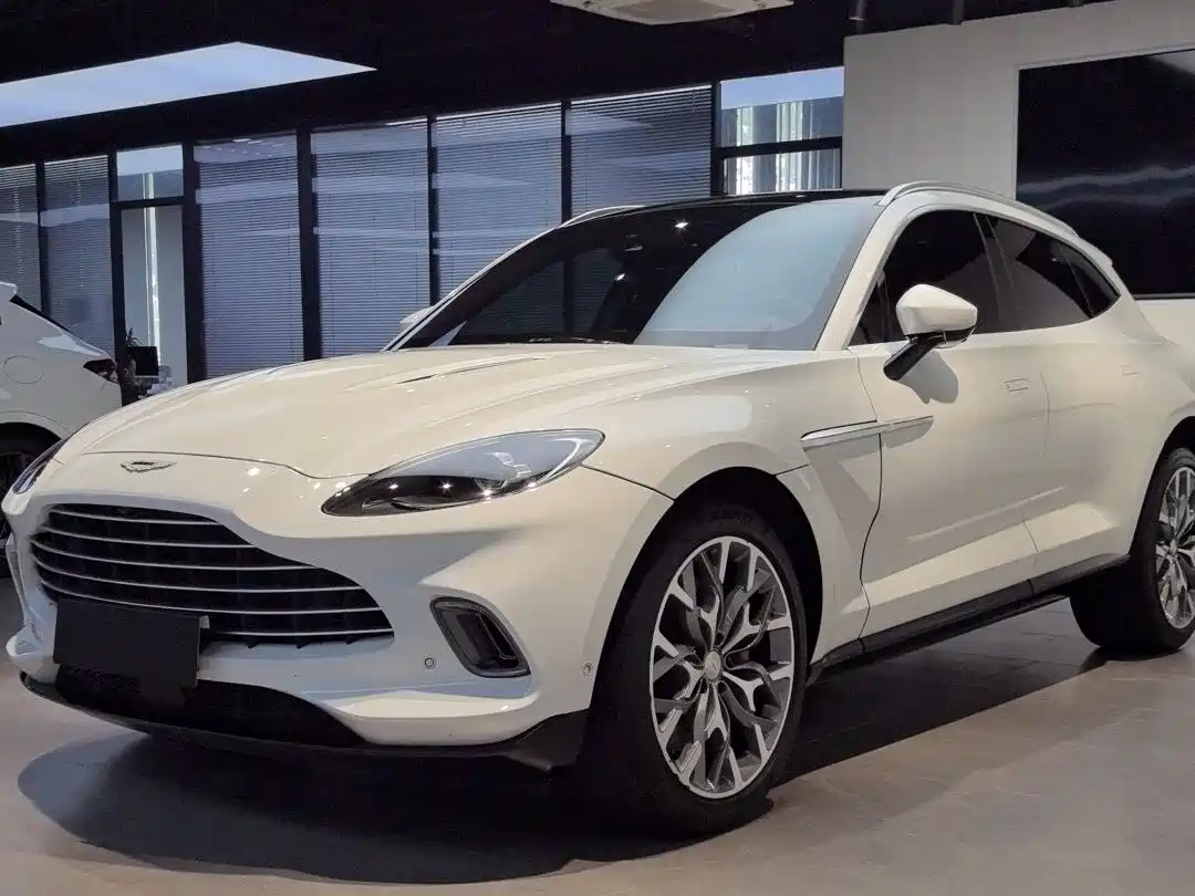 Aston Martin DBX 2023 4.0T V8