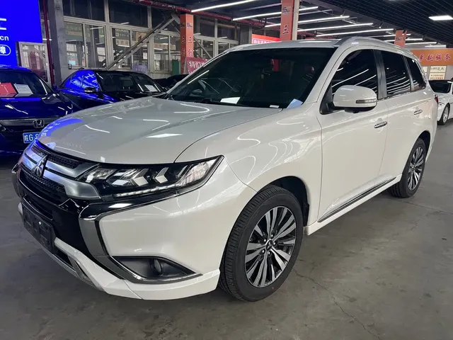 Mitsubishi Outlander 2021 2.4L 4WD Deluxe Edition 7-Seater