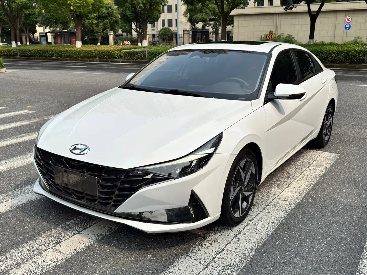 Hyundai Elantra 2021 1.5L CVT LUX Premium Edition