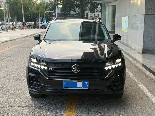Volkswagen Touareg 2021 3.0TSI Sharp Edition with Gloss Black Sports Package