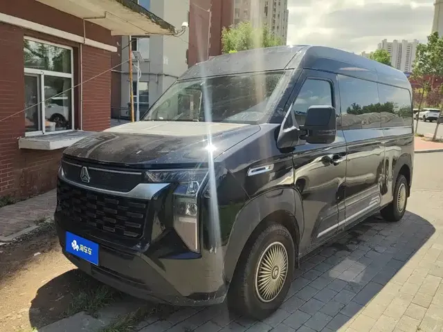 Sinotruk Xianfeng V 2024 Multi-function Version 2.0T Automatic Medium Wheelbase Medium Roof