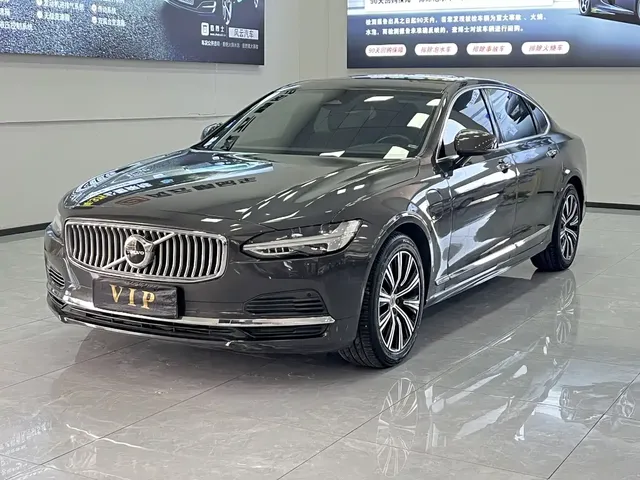 Volvo S90 Plug-in Hybrid 2022 T8 Recharge Plug-in Hybrid Momentum Luxury Edition