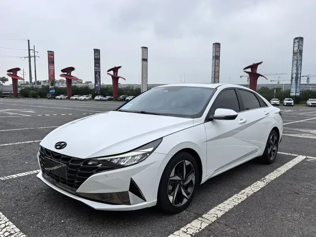 Hyundai Elantra 2022 1.5L CVT LUX Premium Edition