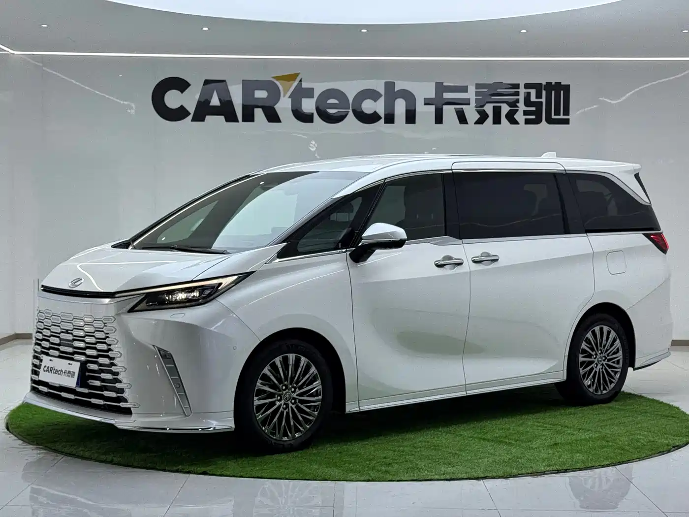 Lexus LM 2023 500h 6-Seater Prestige Edition