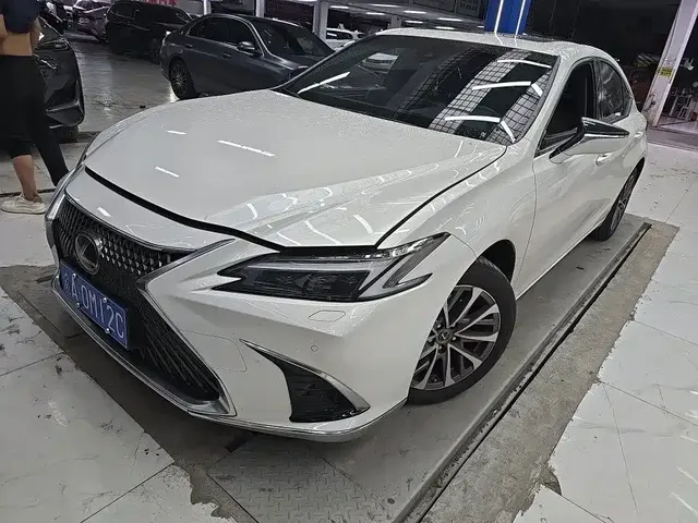 Lexus ES 2025 200 Ultimate Edition