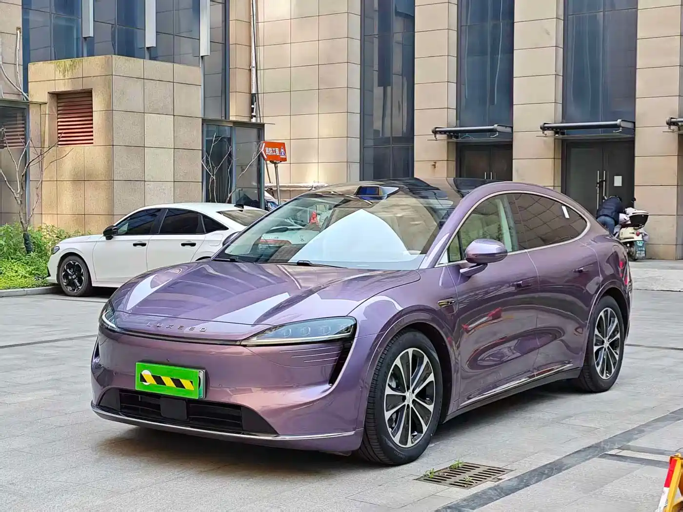 Zhijie Luxeed R7 2025 Extended Range 251km Max