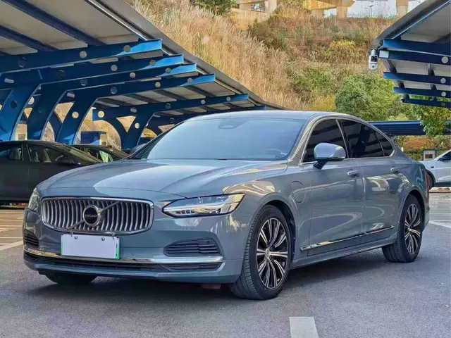 Volvo S90 Plug-in Hybrid 2022 T8 Recharge Plug-in Hybrid Momentum Luxury Edition